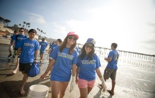 Student-volunteers-pick-up-trash-along-Blacks-Beach-hr.jpg